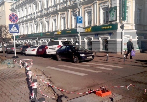 В Ставрополе возле ЦУМа устанавливают платные парковки
