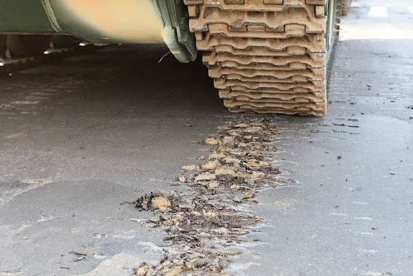 Испорченные бронетехникой дороги на центральных улицах отремонтируют в Ставрополе