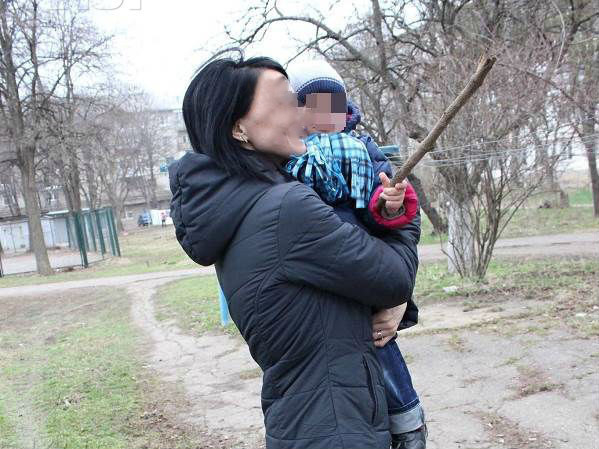 На Ставрополье женщине, бросившей родного ребенка, отдали на усыновление приемного