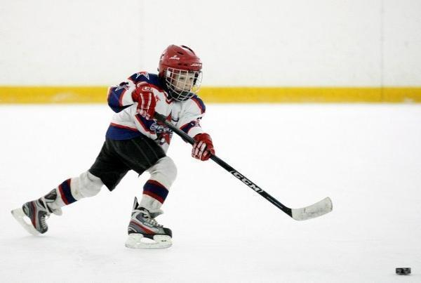 Краевой юношеский турнир по хоккею начался сегодня в Невинномысске