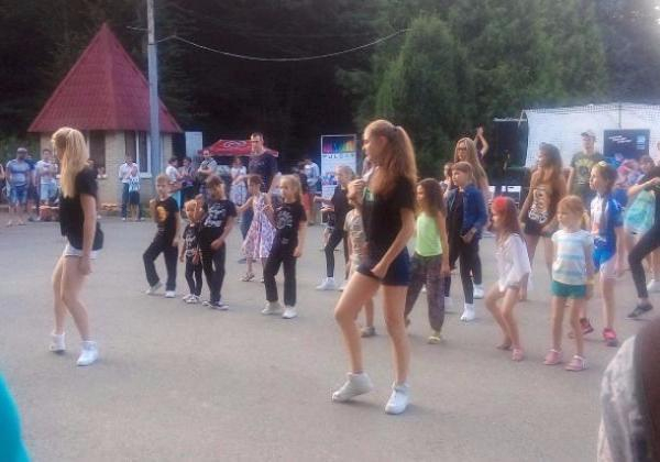 Благотворительный танцевальный марафон собрал ставропольцев в городском парке