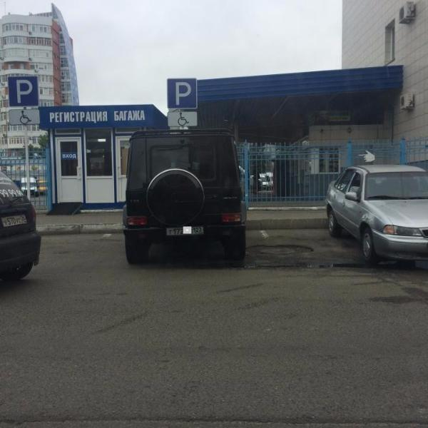 Паркуюсь, как хочу: водитель «Геленвагена» паркуется по собственным правилам в Ставрополе