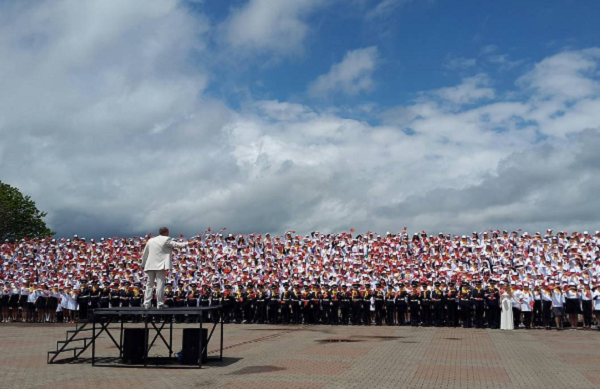 Тысячный хор детей заставил плакать жителей Ставрополя в День Победы