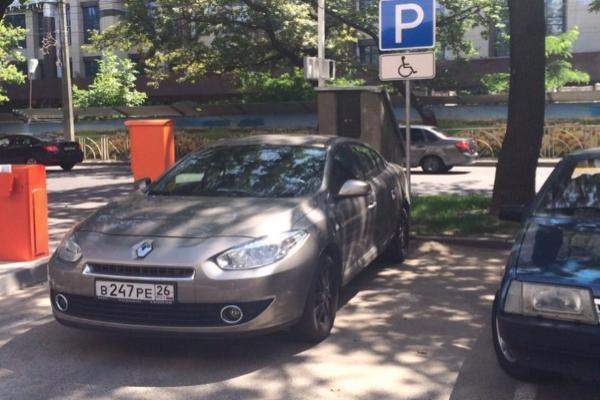 Паркуюсь как хочу: владелец иномарки отличился на парковке в центре Ставрополя