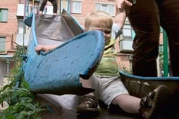Недетские игры: игровые площадки в Черкесске опасны для детей