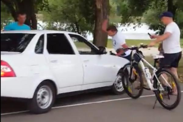 Беспредельщик на «Приоре» протаранил невинномыссцев на велодорожке