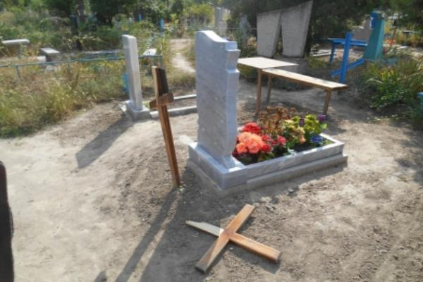 Вандал разгромил восемь надгробий в Буденновском районе