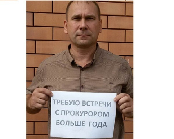 Житель Новопавловска устроил одиночный пикет у здания прокуратуры