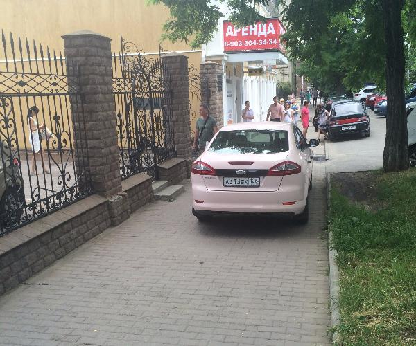 Паркуюсь, как хочу: автоледи на розовой иномарке заняла тротуар в центре Ставрополя