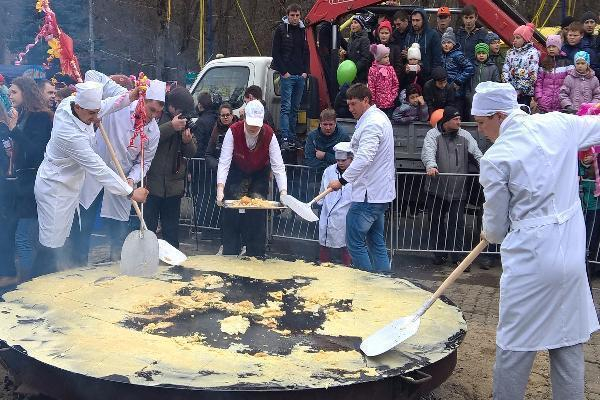 Масленица в Ставрополе: традиция та же, лопаты-новые