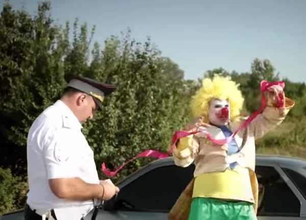 В Ставрополе сотрудники ГИБДД сняли креативный ролик «Не будь клоуном на дороге»