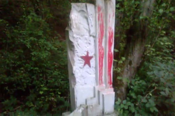 Памятник Красногвардейцам в Кисловодске разрушили вандалы