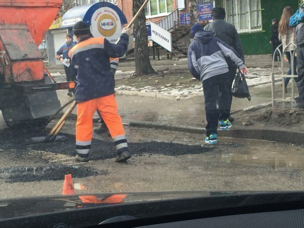 В Ставрополе продолжают стелить асфальт в лужи