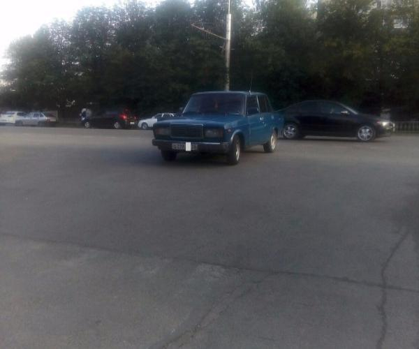 Паркуюсь, как хочу: «семерка» припарковалась посередине дороги в Ставрополе