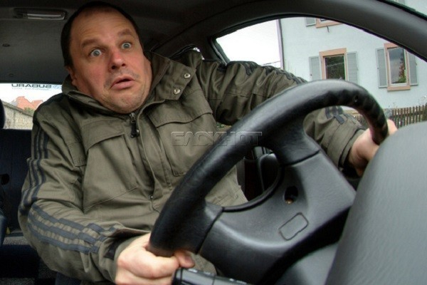 Пьяный водитель из Невинномысска избил сотрудника полиции при эвакуации его авто