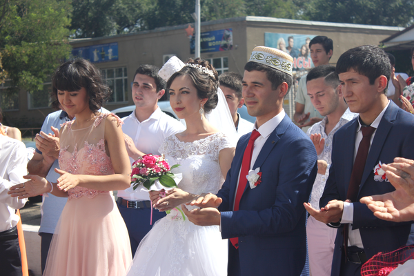 Оригинальная татарская свадьба с «топтанием подушки» прошла в ЗАГСе Ставрополья