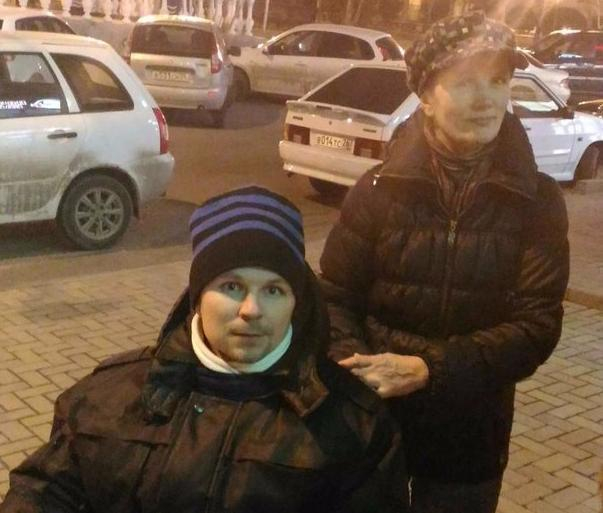 Парень-инвалид зарабатывает на жизнь пением в парке Пятигорска