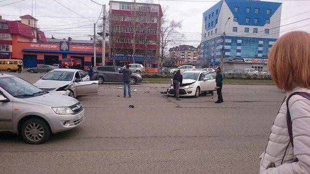 На улице Кулакова столкнулись две иномарки: обстоятельства уточняются