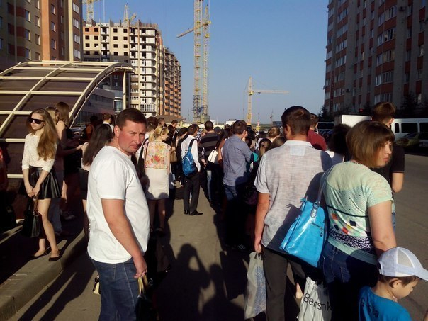 «Пробка» из людей на остановках в микрорайоне Перспективном Ставрополя возмущает местных жителей