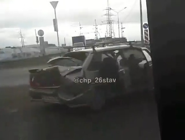 Последствия ДТП с Mitsubishi  и «пятнадатой» попали на видео в Ставрополе
