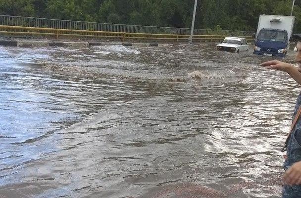 Ливень в Ставрополе стал причиной наводнения на Киринском мосту