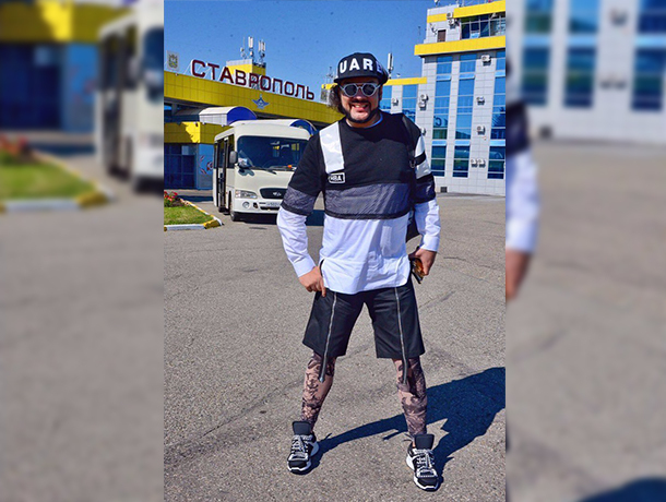 «Узорчатые» ноги Филиппа Киркорова в аэропорту Ставрополя привели в замешательство поклонников певца