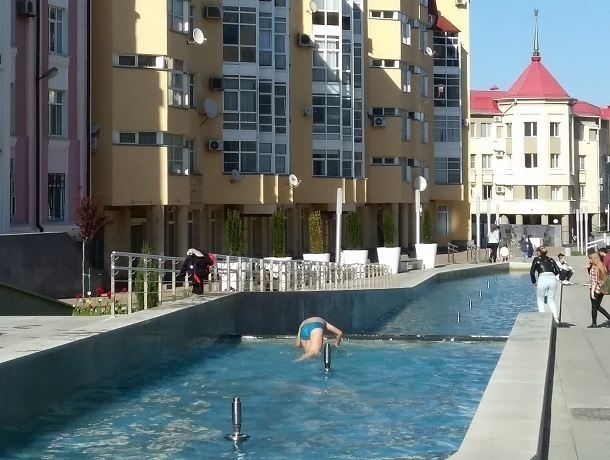 «Да он просто рыбу ловит»: подросток купался в фонтане в центре Ставрополя
