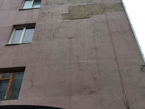 Упавший кусок облицовки многоэтажки повредил припаркованные автомобили в Ставрополе