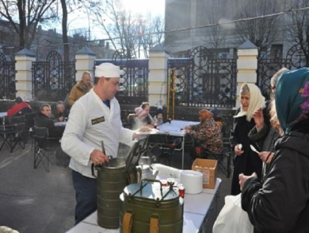 Полевой кашей накормили спасатели жителей Ставрополя