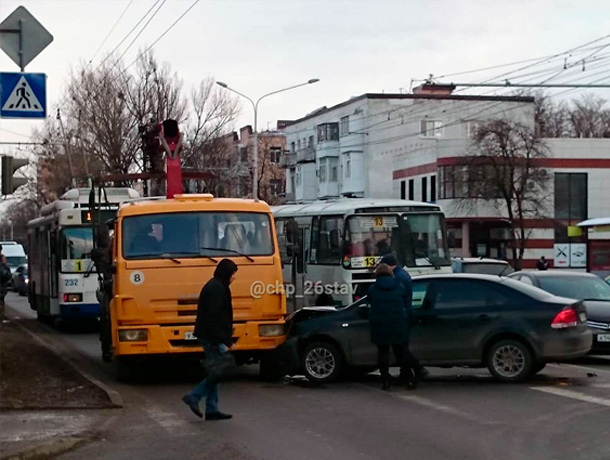 Отечественный автомобиль протаранил эвакуатор в Ставрополе