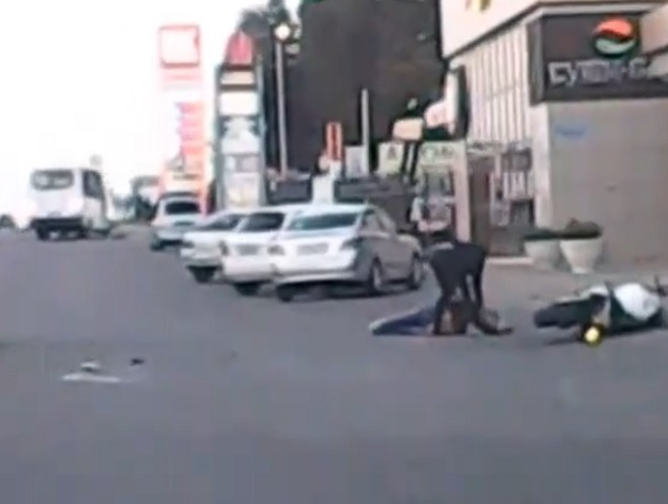 Страшное столкновение мотоцикла с «легковушкой» попало на видео в Ставрополе