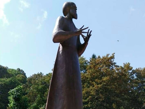 Спорный памятник Солженицыну установили на День Города в Кисловодске