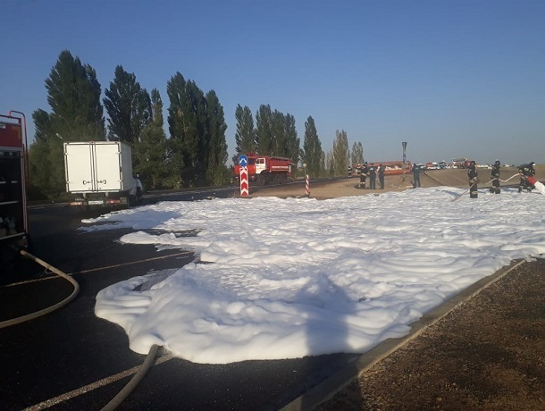 Огромный бензовоз с  23 тоннами солярки опрокинулся на трассе вблизи Ставрополя