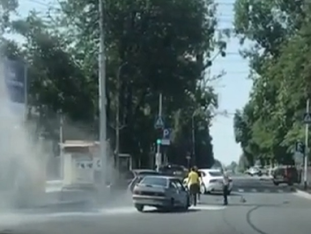Последствия жесткого ДТП с «пятнашкой» и иномаркой попали на видео в Ставрополе