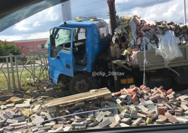 Грузовик рассыпал плитку на дороге в Ставрополе