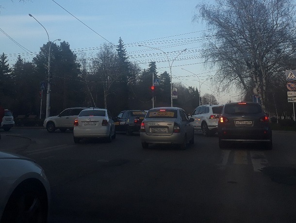 Автохам на белой иномарке ехал по «встречке» на перекрестке в Ставрополе