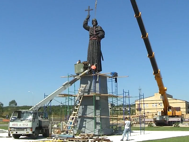 14-метровый памятник крестителю Руси князю Владимиру установили в Ставрополе