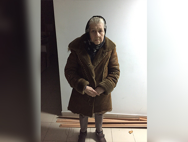 Бабушка, которую выгнал из квартиры ее внук, ночует в подъезде в Ставрополе