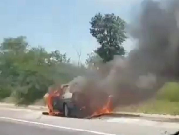 ВАЗ-21099 сгорел дотла на трассе Ставрополь - Невинномысск