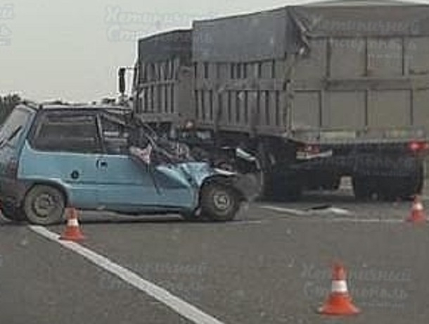 «Всмятку»: жесткая авария с участием грузовика и «Оки» произошла на Ставрополье