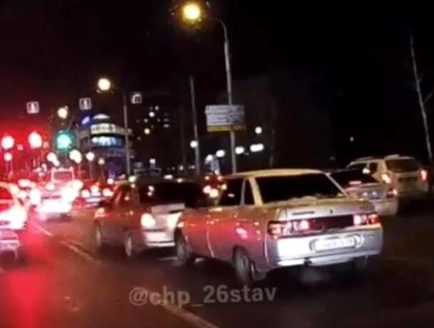 В Ставрополе нервный водитель протаранил легковушку в пробке