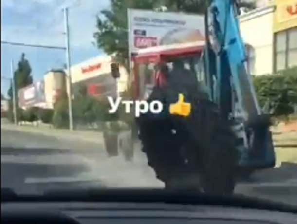 Колесо оторвалось у трактора на дороге и попало на видео в Ставрополе