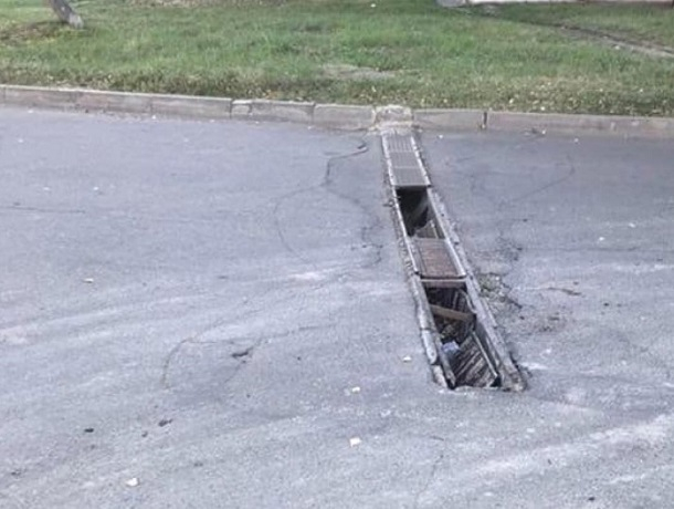 «Открытая ливневка посреди дороги, десятки машин остались без колес», - водители из Ставрополя