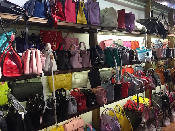 Любительница сумок обокрала магазин в Предгорном районе и попала на видео