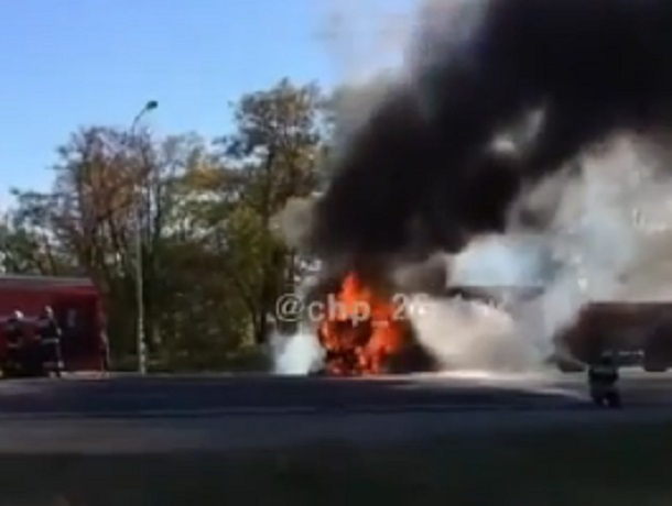 КамАЗ загорелся на трассе под Ставрополем и попал на видео