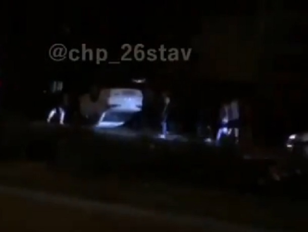 Последствия ДТП с перевернутым авто в Ставрополе попали на видео