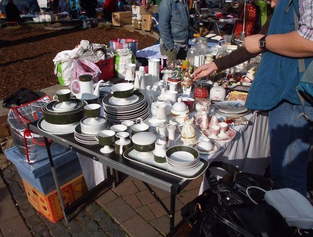 Аферист уговорил на улице старика купить набор посуды за 50 000 рублей