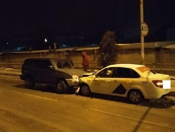 Лишенный прав 28-летний водитель «Ниссана» врезался в «Гранту» в Ставрополе
