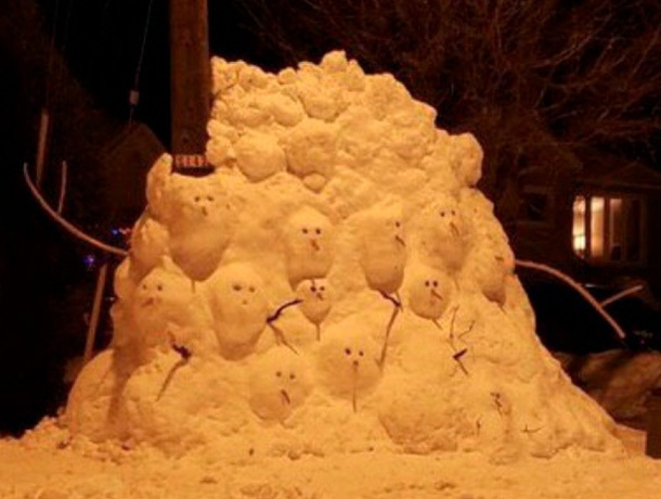 Жуткие снеговики пугают жителей на улицах Ставрополя