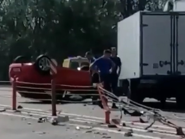 Жесткая авария с перевернутым автомобилем произошла на Ставрополье
